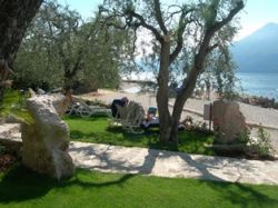 spiaggia privata diretta sul lago